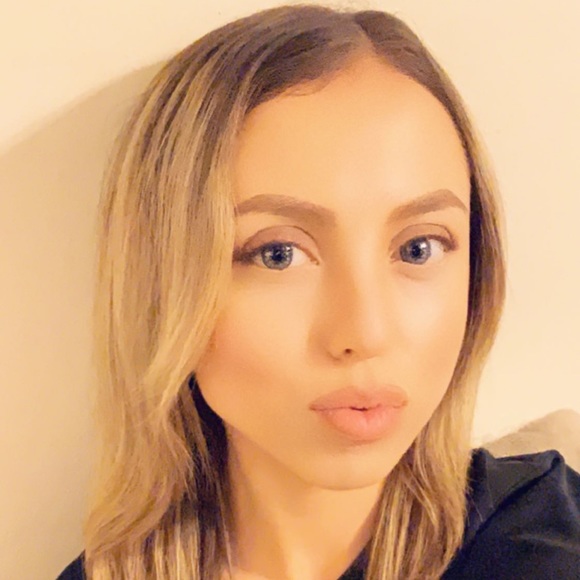 Avery Endresen - Poshmark Profile Picture of Avery Endresen (@averyendresen) on Poshmark