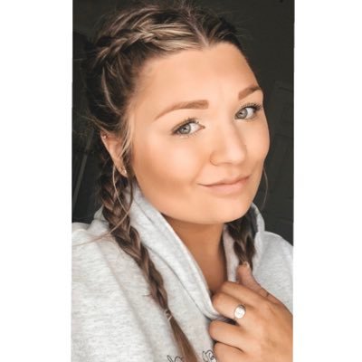 Profile Picture of Tessa (@Paige_Dewey99) on Twitter