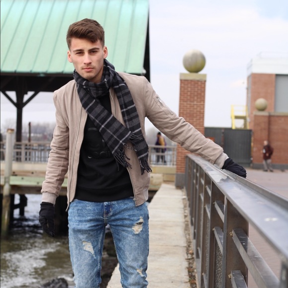 Profile Picture of Matt Erickson (@ericksonma) on Poshmark