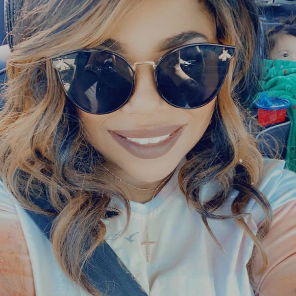 Profile Picture of Xin Li (@niveali) on Poshmark