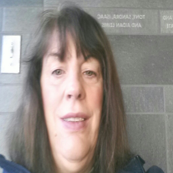 Profile Picture of Kim Gifford (@charlene5649) on Poshmark