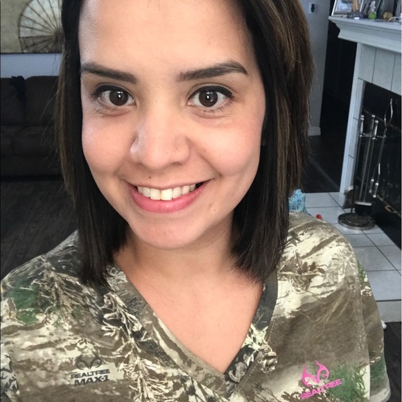 Profile Picture of Valarie Meleendez (@melnic17) on Poshmark