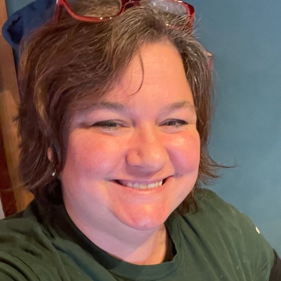 Profile Picture of Cyndi Bredenkamp (@cyndibredenkamp) on Poshmark