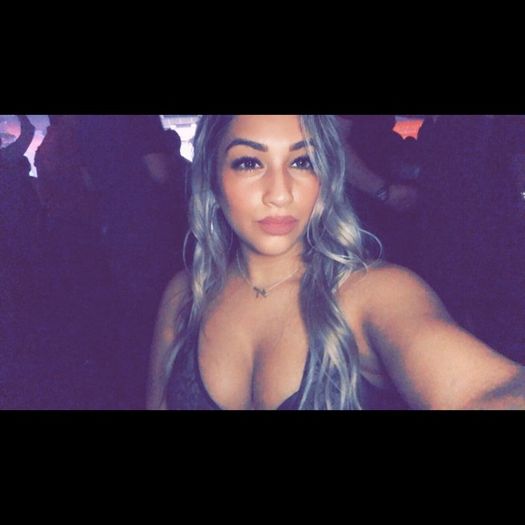 Profile Picture of Angee Lenis (@ajlenis) on Poshmark