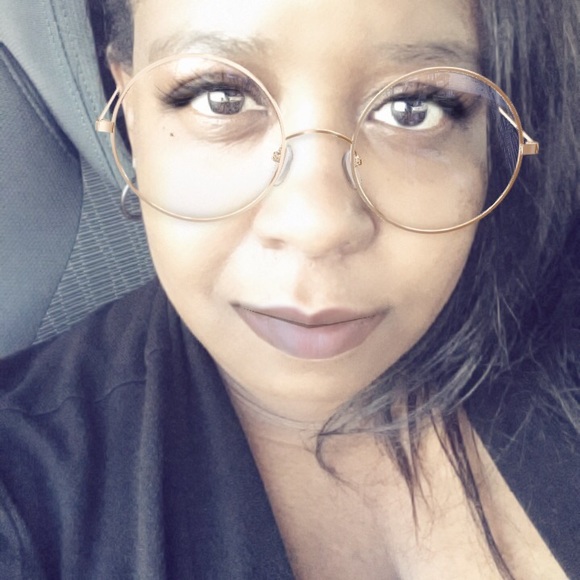 Profile Picture of Yvette Degraffinreaidt (@yvetted06) on Poshmark