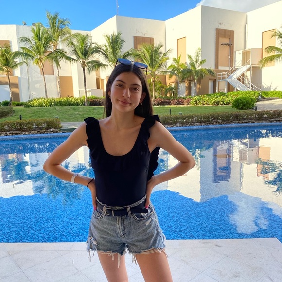 Profile Picture of Ellie Loffredo (@ellieloffredo) on Poshmark