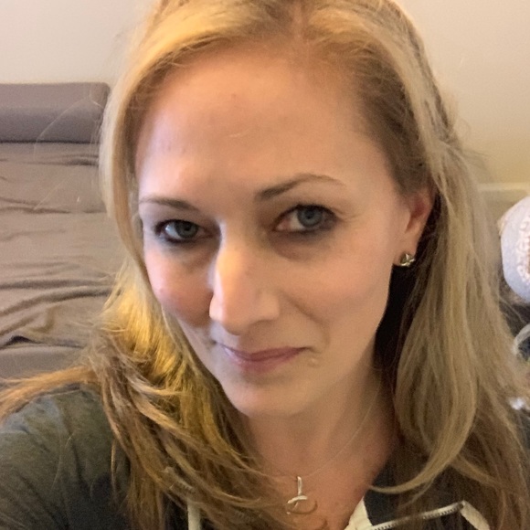 Profile Picture of Julie Shaer (@juleslane2) on Poshmark