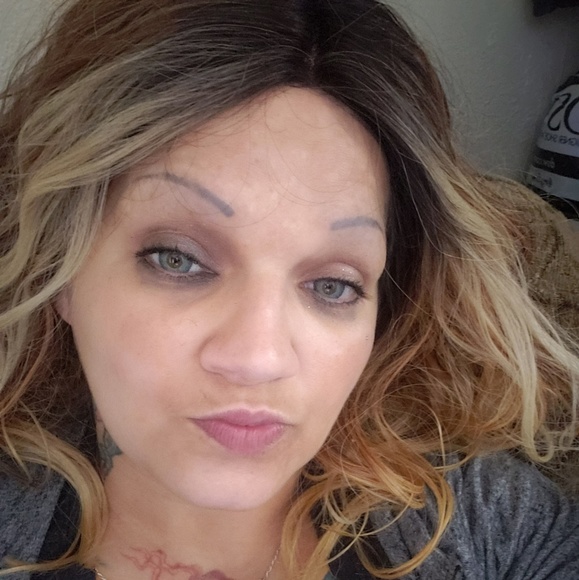 Profile Picture of Andrea Rocha (@alkmak6281) on Poshmark