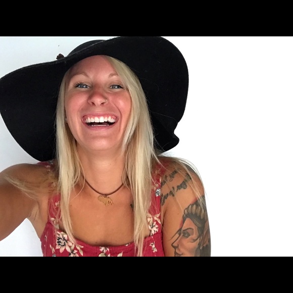 Profile Picture of Monica Knaggs (@monicacorinne14) on Poshmark