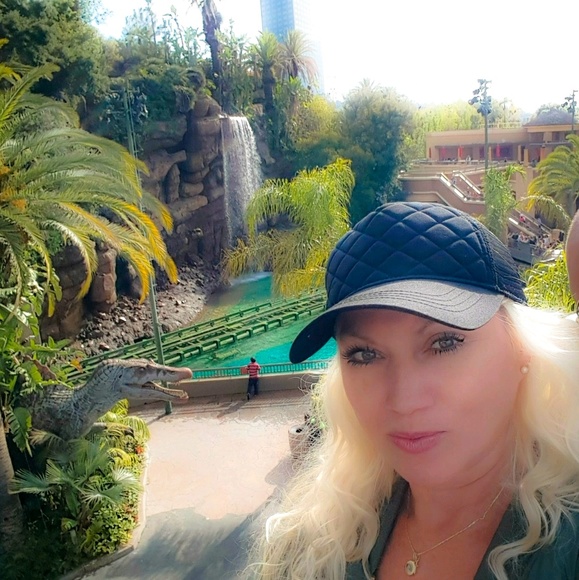 Profile Picture of Blanca Alvardo (@blancalvarado) on Poshmark