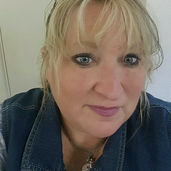 Profile Picture of Heather Rethwill (@hrethwill) on Poshmark