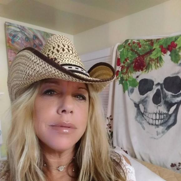 Profile Picture of Beth lynn Janowitz (@bjanowitz) on Poshmark