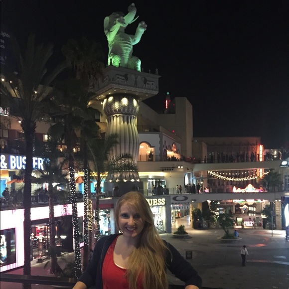 Profile Picture of Allison Segrest (@allipourlamode) on Poshmark