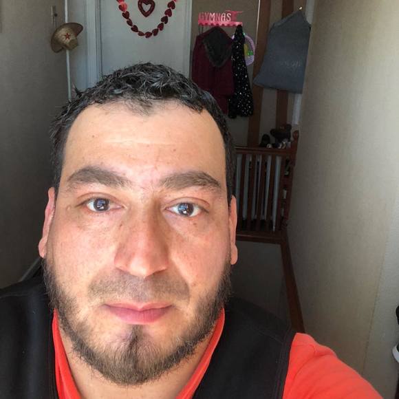 Profile Picture of Daniel Araniva (@araniva518) on Poshmark