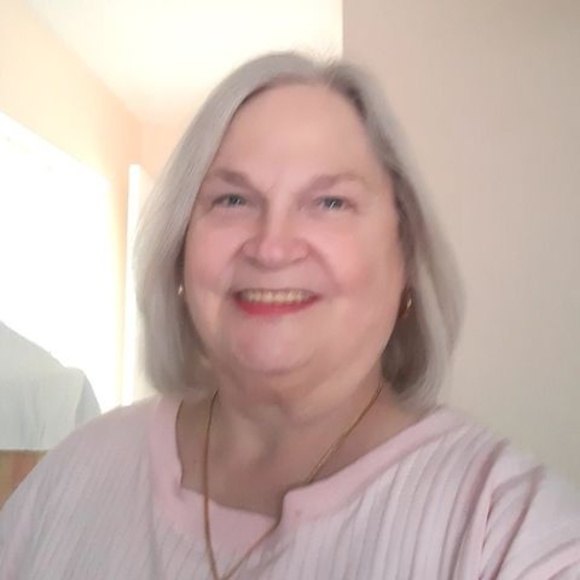 Profile Picture of Joyce Rosello (@rosejoy7655) on Poshmark