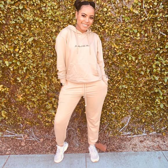 Profile Picture of Jaia Rovaris (@jaiarovaris) on Poshmark