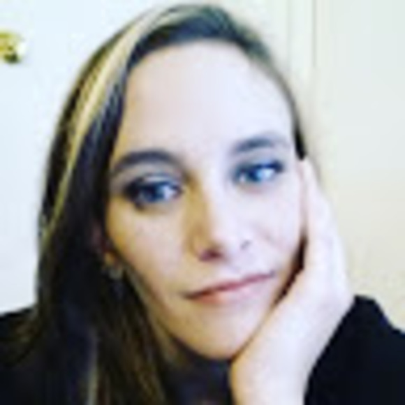 Profile Picture of Michelle Devries (@michelledevries) on Poshmark