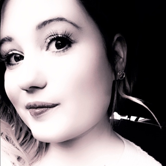 Profile Picture of Mallissa Larocque (@mallissa27) on Poshmark