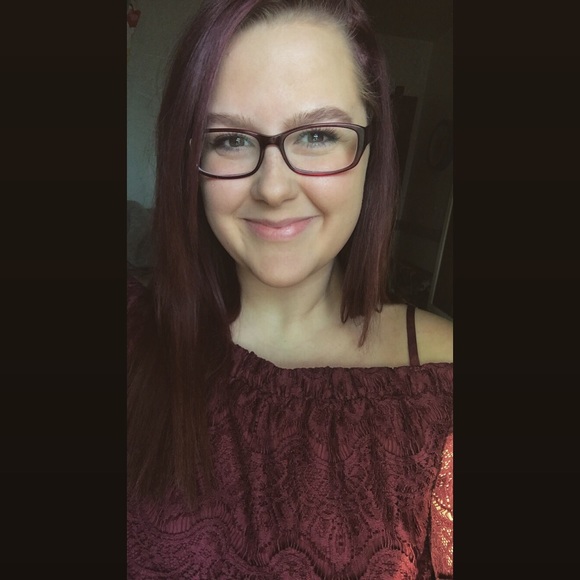 Madi Litka - Poshmark Profile Picture of Madi Litka (@madimoero) on Poshmark