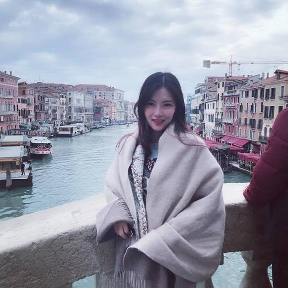 Profile Picture of Sissi Tang (@sis_chicago) on Poshmark