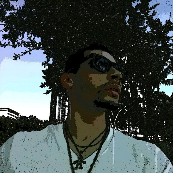 Profile Picture of Andrew Rio (@rijo093096) on Poshmark