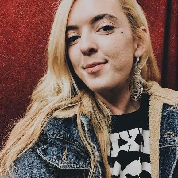 Profile Picture of Jacey Glasser (@jglasser98) on Poshmark