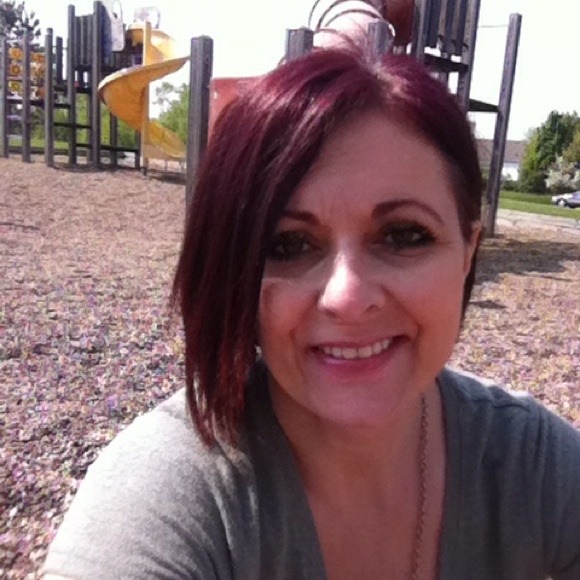 Profile Picture of Andrea Bosela (@andreabosela) on Poshmark