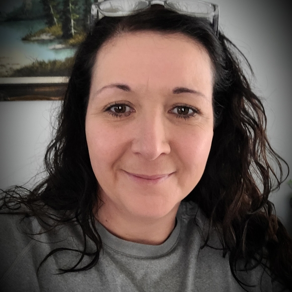 Profile Picture of Orlanda Lambe (@orlandalambe) on Poshmark