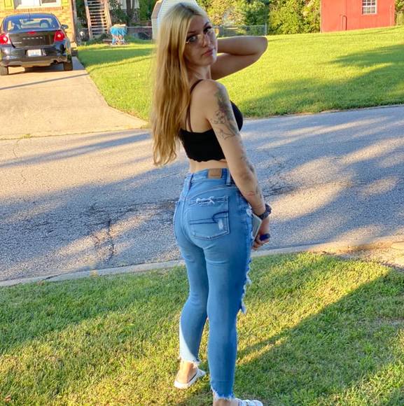 Profile Picture of Raeann Smith (@raeannss) on Poshmark