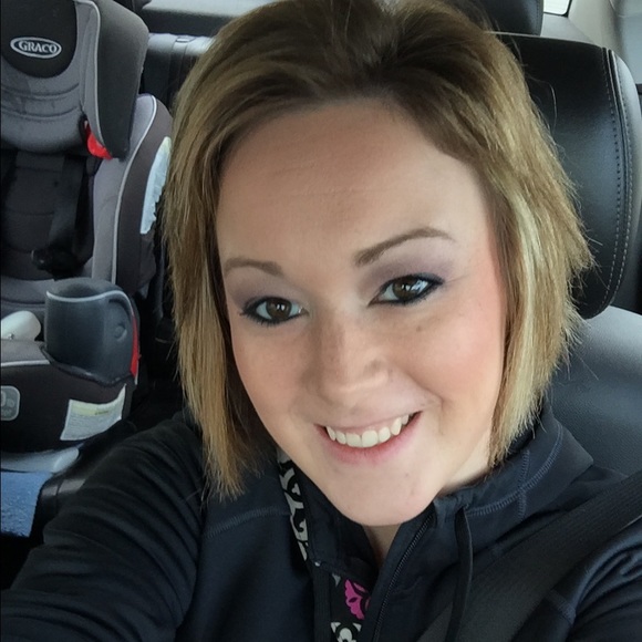 Profile Picture of Amanda Neuling (@aneuling0621) on Poshmark