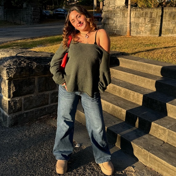 Profile Picture of Tori Arnold (@torarnold11) on Poshmark