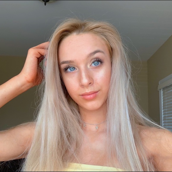 Profile Picture of Carly Cohen (@carlicohen) on Poshmark