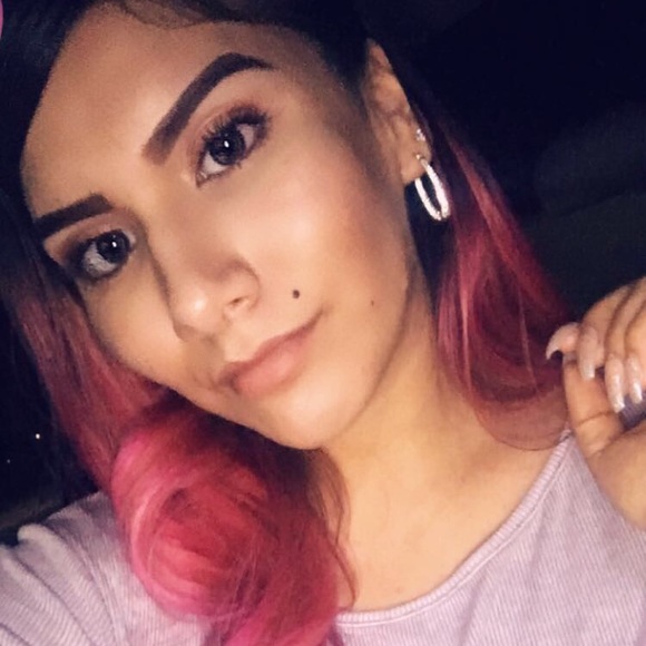 Profile Picture of April Kriegbaum (@aprilflame) on Poshmark