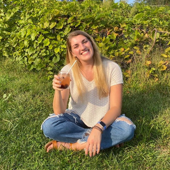 Profile Picture of Sara Perlowitz (@saraperlowitz) on Poshmark