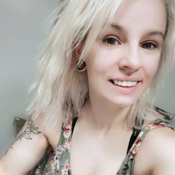Profile Picture of Amber Carl (@amber_carl) on Poshmark