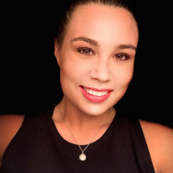 Profile Picture of Savanna Thomas (@savileet) on Poshmark