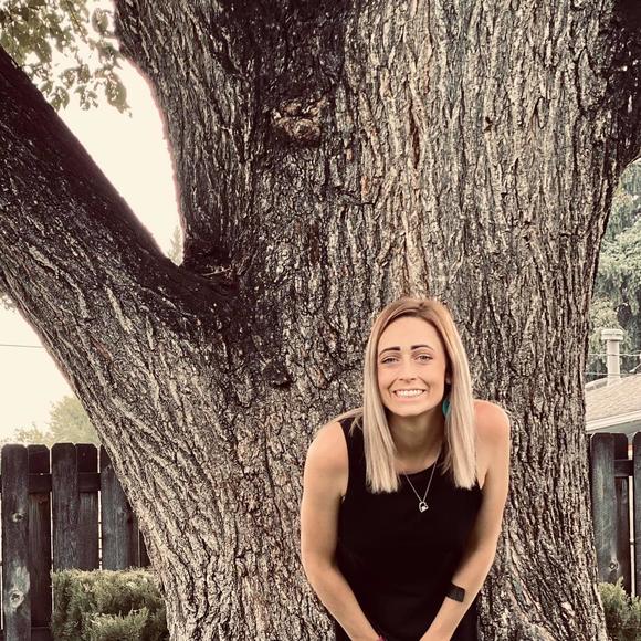 Profile Picture of Brenda Miciak (@bb_92) on Poshmark