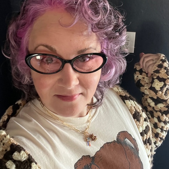 Profile Picture of Stacy Thorn (@stacymeisetschl) on Poshmark