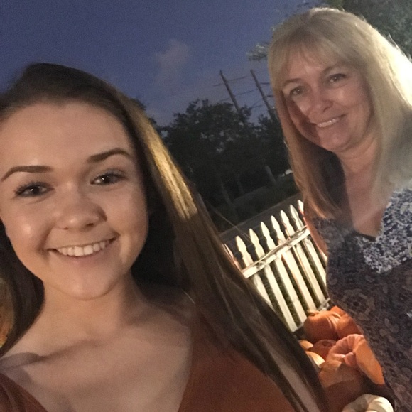 Profile Picture of Susie Schied (@susiescher1) on Poshmark