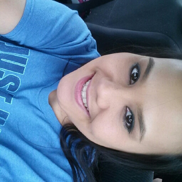 Profile Picture of Shannon Gonzalez (@shannong_3) on Poshmark