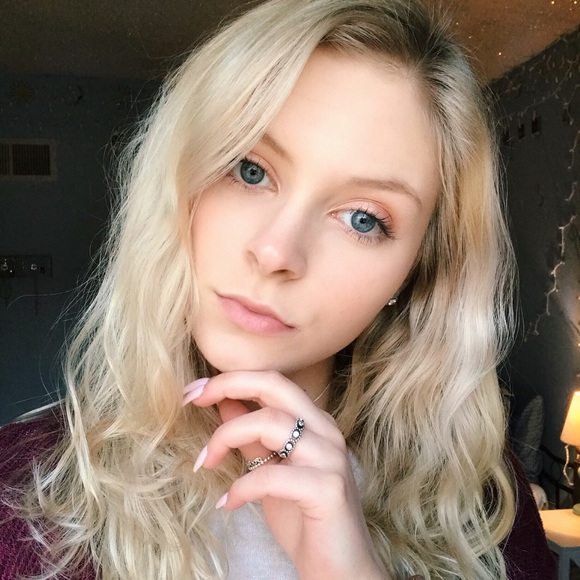 Profile Picture of Ashley Garbrick (@ashleymgarbrick) on Poshmark