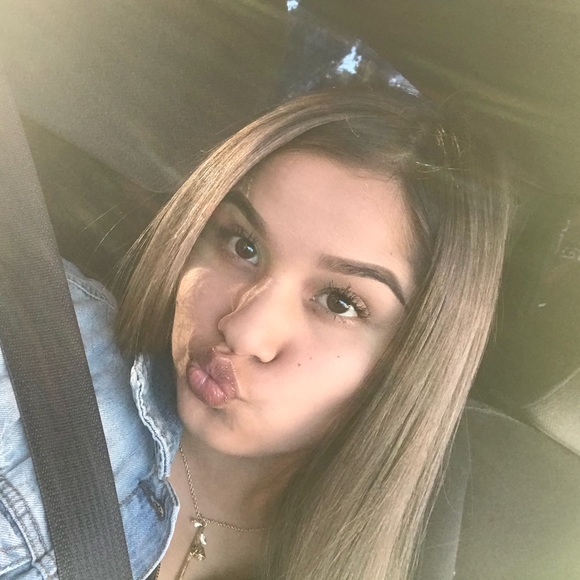 Profile Photo of Ariana Juarez (@ariianajuarez) on Poshmark