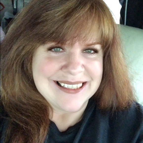 Profile Picture of Lori Matthews (@xoxoxonm) on Poshmark