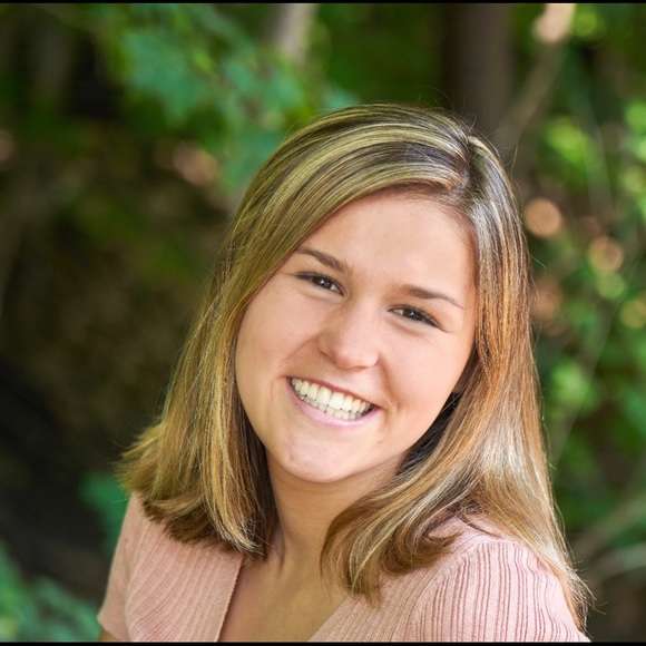 Profile Picture of Mikayla Olsem (@mikayla_olsem) on Poshmark