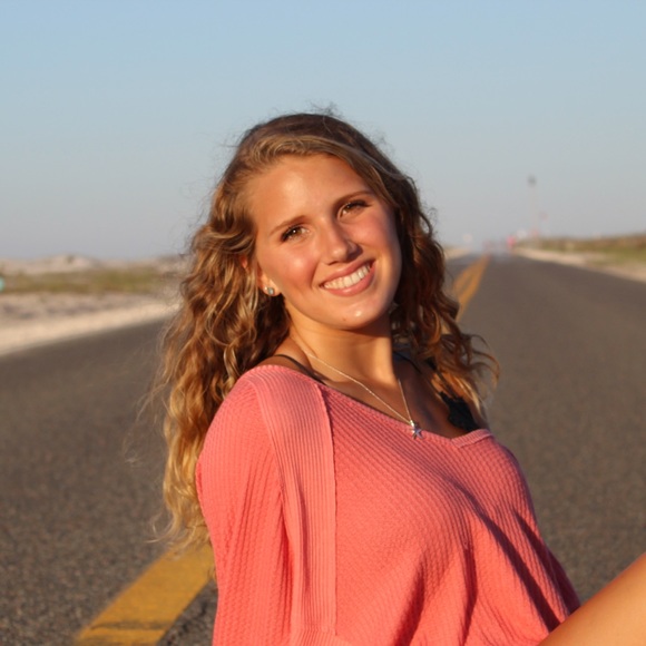 Profile Picture of Madelyn Bailey (@madelyn_bai) on Poshmark