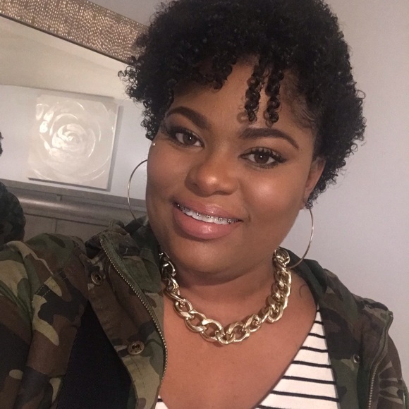 Profile Picture of Kimberly Holmes (@kimcash961) on Poshmark