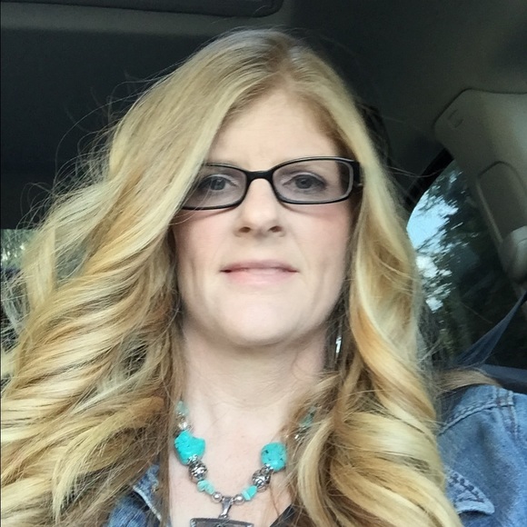 Profile Picture of Karen Kane (@karenkane0730) on Poshmark