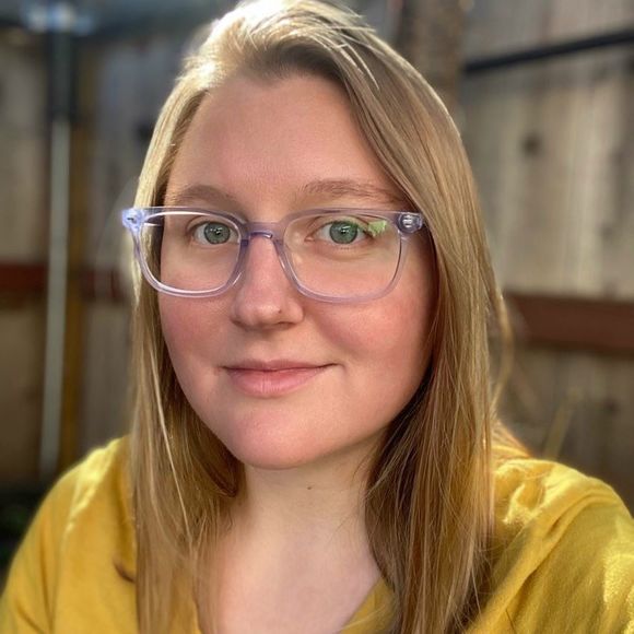 Profile Picture of Julia Otten (@justjules21) on Poshmark