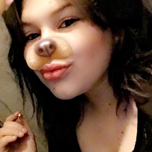 Profile Picture of Adyna Huerta (@adynahuerta) on Poshmark