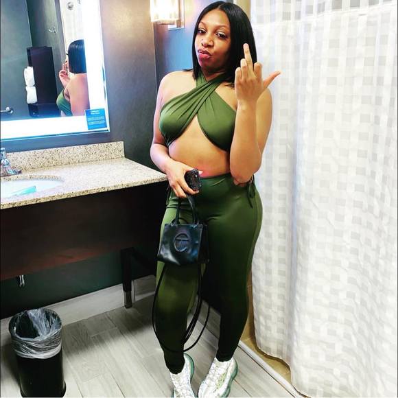 Tazzy Lee - Poshmark Profile Picture of Tazzy Lee (@tasmerelee) on Poshmark